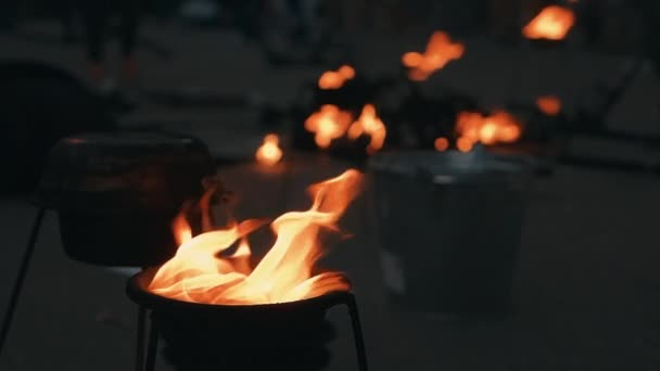 El aceite en el tazón se quema. fuego en un tazón para un espectáculo de fuego. — Vídeo de stock