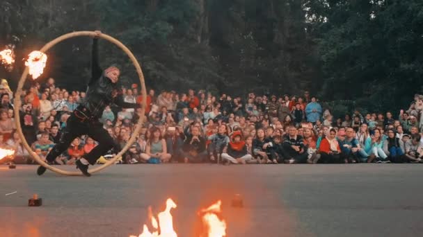 Sommerfeuershow im Freien, das Mädchen dreht sich in einem hölzernen Ring. — Stockvideo