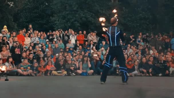 Professionelle Feuerschauspieler-Show führt Stunts mit Feuer auf. — Stockvideo