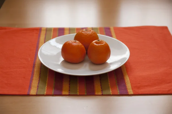 Zblízka pohled organických mandarinky v destičce — Stock fotografie
