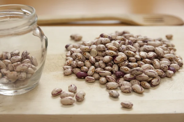 Vue rapprochée des haricots Pinto bio sur une planche — Photo