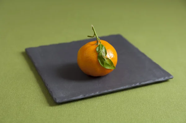 Zblízka pohled organických mandarinky na talíři — Stock fotografie