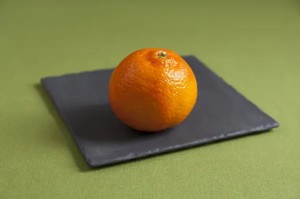 Vue rapprochée des mandarines bio sur une assiette — Photo