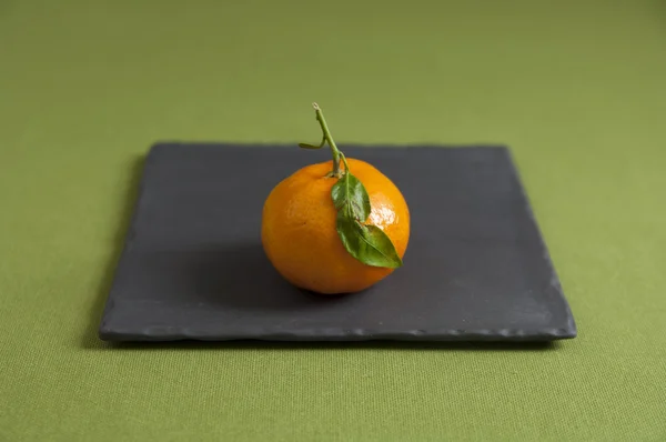Zblízka pohled organických mandarinky na talíři — Stock fotografie
