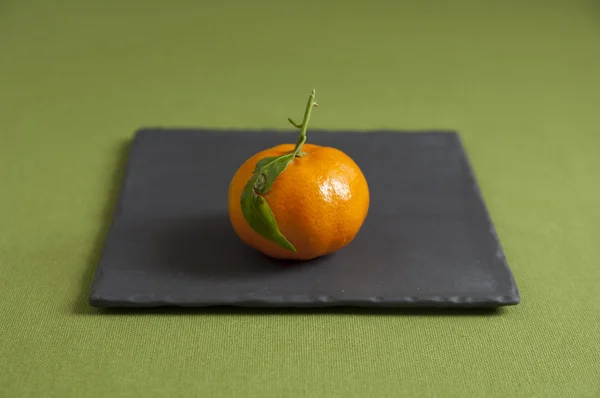 Zblízka pohled organických mandarinky v destičce — Stock fotografie
