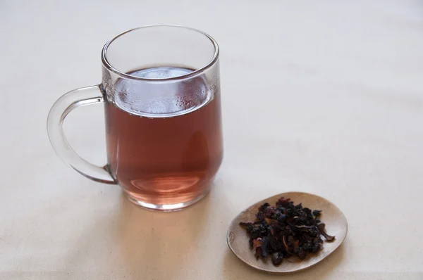 Torkade örter och frukter preaparation i en skål och växtbaserade te i — Stockfoto