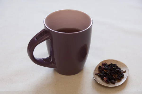 Gedroogde kruiden en vruchten preaparation in een kom en kruiden thee in — Stockfoto