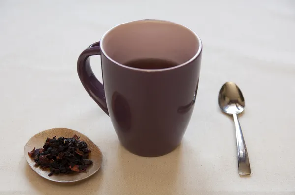Torkade örter och frukter preaparation i en skål och växtbaserade te i — Stockfoto