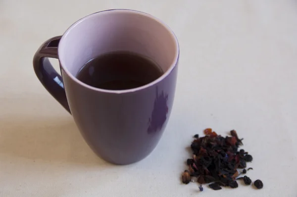 kuru ot ve bir kase ve bitkisel çay, meyve preaparation