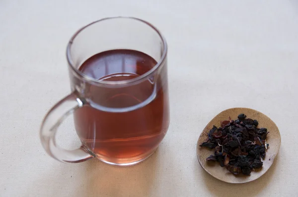 kuru ot ve bir kase ve bitkisel çay, meyve preaparation