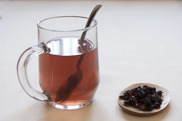 Hierbas secas y frutas Preaparación en un tazón y té de hierbas en Fotos de stock libres de derechos