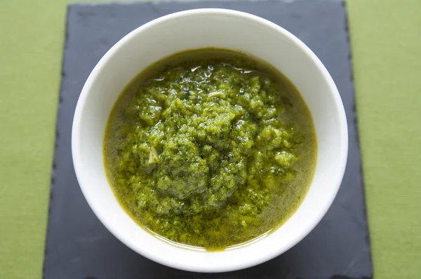 Lähikuva luomu Italian pesto — kuvapankkivalokuva