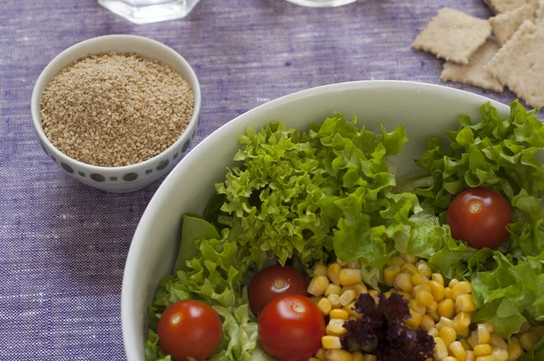 taze organik yakından görmek gomasio ile karışık salata