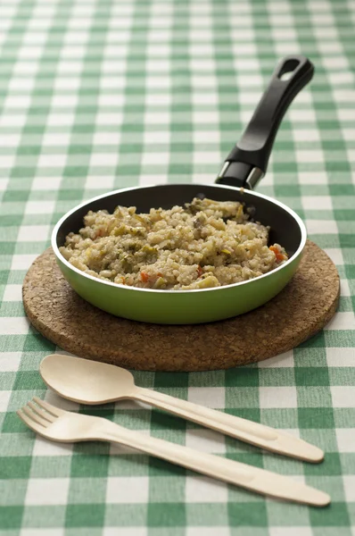 Vista de cerca de la quinua con verduras — Foto de Stock