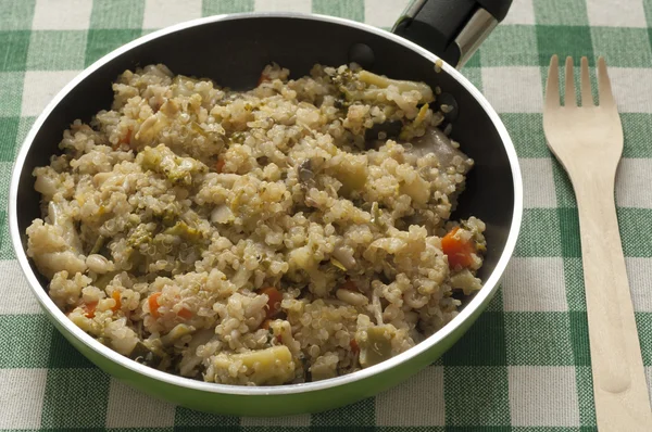 Vista de cerca de la quinua con verduras — Foto de Stock