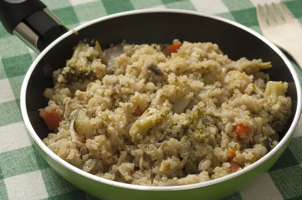 Vista de cerca de la quinua con verduras — Foto de Stock