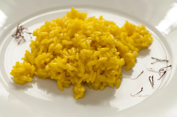 tipik İtalyan milanese risotto yakından görmek