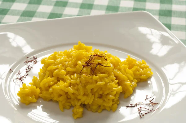 Vista da vicino del tipico Risotto Milanese Italiano — Foto Stock