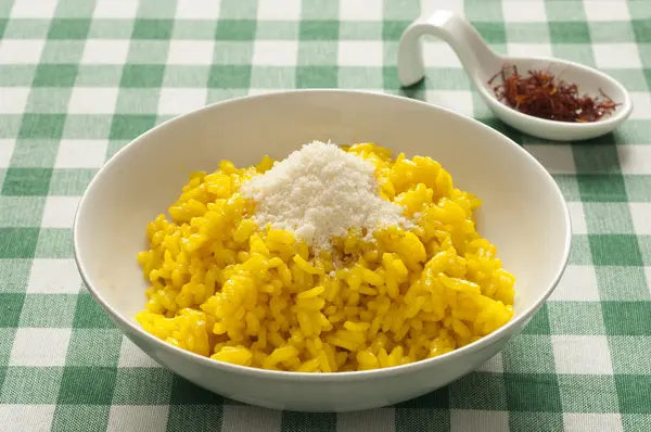 Vista de cerca del típico Risotto italiano milanés — Foto de Stock