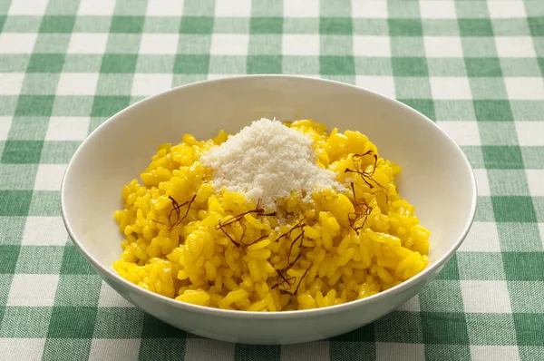 Vista de cerca del típico Risotto italiano milanés — Foto de Stock