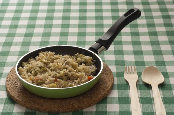 Närbild på quinoa med grönsaker Royaltyfria Stockbilder
