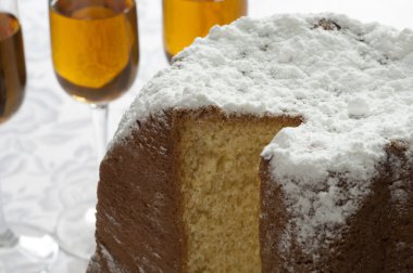 İtalyan pandoro ve şarap görmek