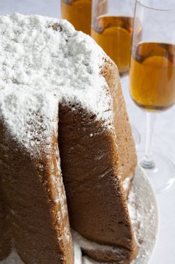 İtalyan pandoro ve şarap görmek