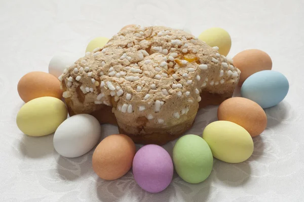 Vista ravvicinata della colomba pasquale con uova di Pasqua al cioccolato — Foto Stock