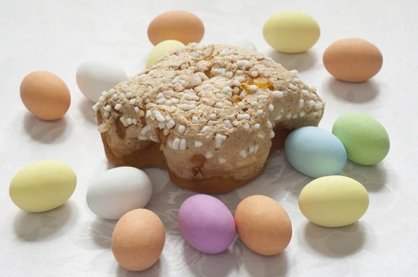 Vista ravvicinata della colomba pasquale con uova di Pasqua al cioccolato — Foto Stock