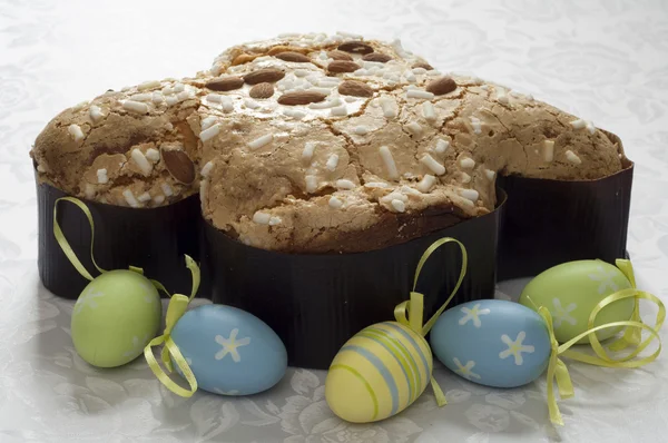 Vista ravvicinata della colomba pasquale con uova di Pasqua al cioccolato — Foto Stock