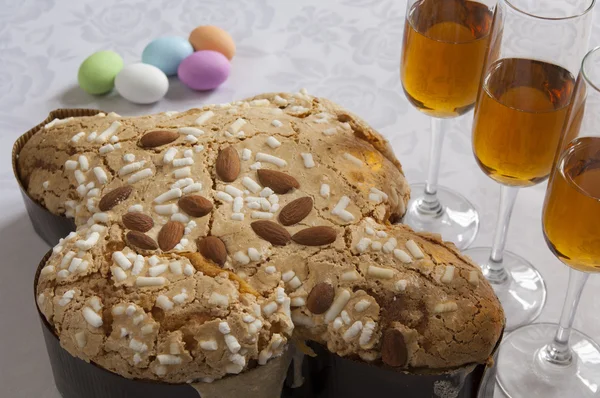 Veduta ravvicinata della colomba di Pasqua italiana con uova di Pasqua e vino — Foto Stock