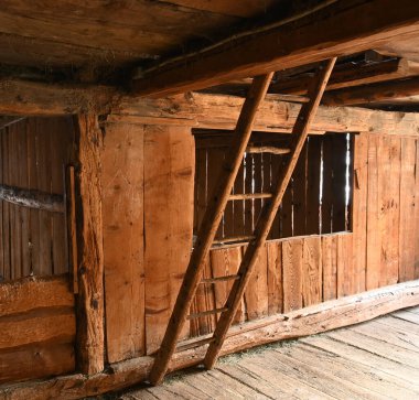 Taş ve ahşaptan yapılmış eski dağ evi, Peio, İtalya