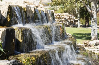 Parkta küçük bir şelale