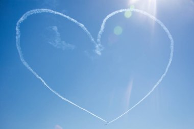 Gökyüzü Romantik Kalp Şekli, bir hava gösterisi sırasında eski bir uçak tarafından yapıldı.
