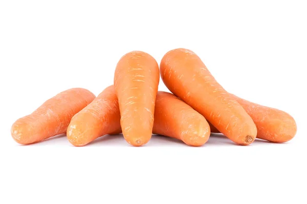 Havuç portakalı, beyaz arkaplanı ve gölgesi olan yalıtılmış sebze.