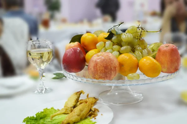 bir tablo üzerinde meyve tabağı