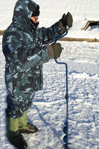 L'homme en hiver la pêche sportive — Photo