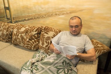 adam evde kanepede oturmuş olması