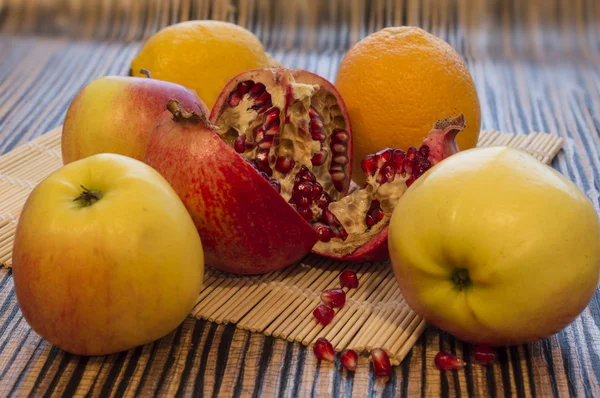 Fruit in een tabel — Stockfoto