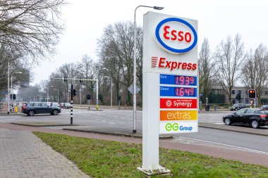 Tilburg, Hollanda - 19 Ocak 2022: esso ekspresi Hollanda 'da yakıt fiyatlarının yüksek olduğunu gösteriyor. Yakıt fiyatları hızla artıyor.