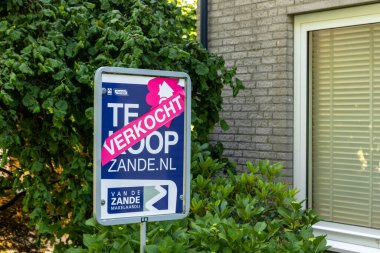 Drunen, Hollanda - 22 Haziran 2021 Van De Zande Emlak Şirketi. Satıldı ya da satılmadı diye imzala..