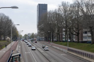 Tilburg, Hollanda - 29 Mart 2022: Tilburg-batı karayolu tüneli ve arka planda yüksek binalar. yoğun iş saati
