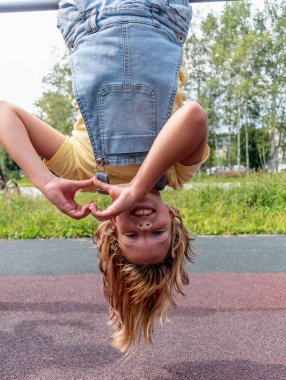 Çocuk sokakta oyun parkında oynuyor. Neşeli gülümseyen insanlar. Açık hava kavramı