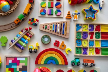 Parlak renkli çocuk oyuncaklarının çeşitliliği. Düz yatıyordu. Uzayı kopyala Montessori eğitim kavramı.