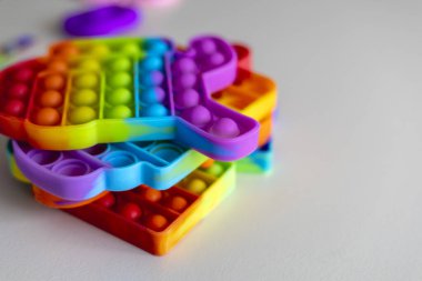 Çocuk için silikon oyuncağı patlat. Stres karşıtı trend konsepti. Gökkuşağı renkleri.