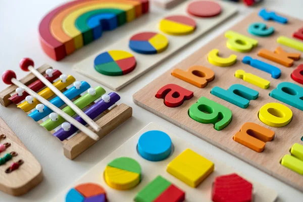 蒙台梭里材料 复制空间 概念儿童学习玩具 彩虹色 — 图库照片