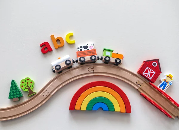 Parlak renkli çocuk oyuncaklarının çeşitliliği. Düz yatıyordu. Uzayı kopyala Montessori eğitim kavramı.