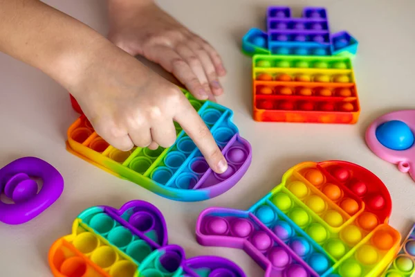 Giocattolo Silicone Bambino Pop Concetto Tendenza Antistress Colori Arcobaleno — Foto Stock