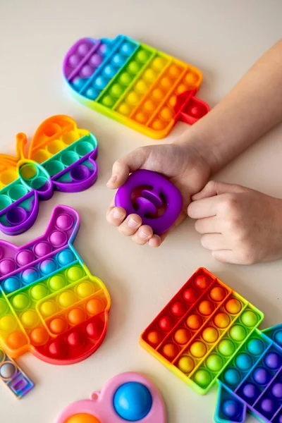 Giocattolo Silicone Bambino Pop Concetto Tendenza Antistress Colori Arcobaleno — Foto Stock