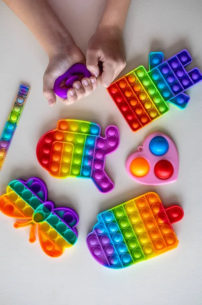 Giocattolo Silicone Bambino Pop Concetto Tendenza Antistress Colori Arcobaleno — Foto Stock